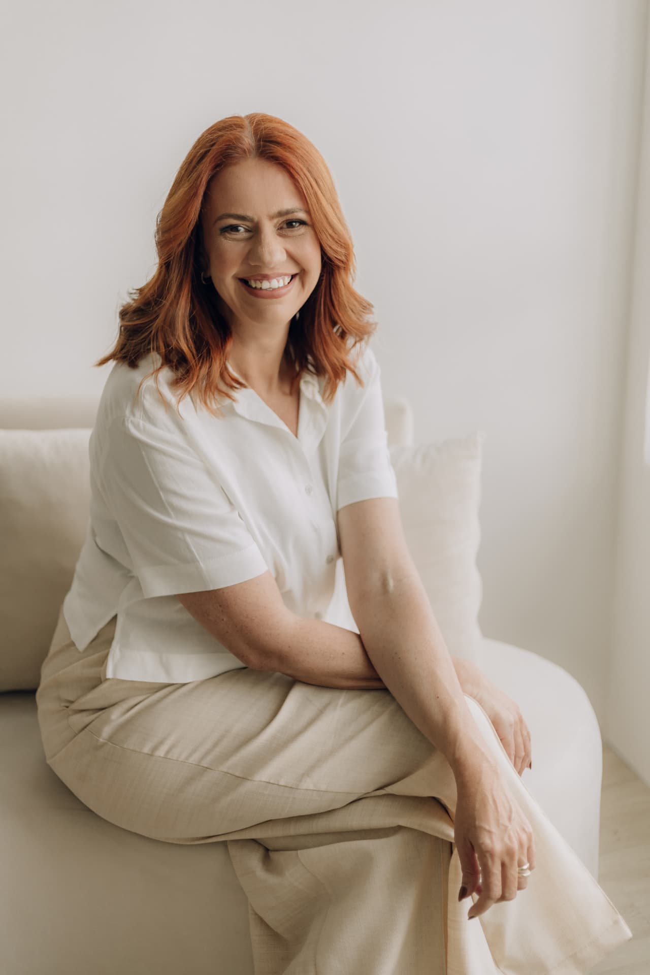Dra. Karla Leite, pediatra, em retrato sorridente