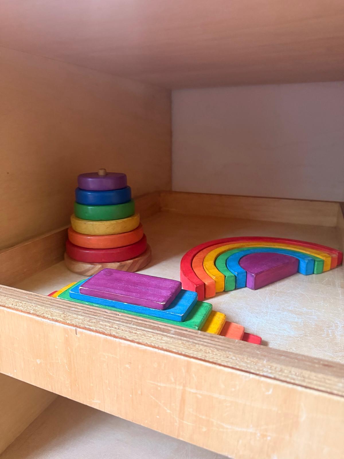Brinquedos educativos coloridos no consultório pediátrico