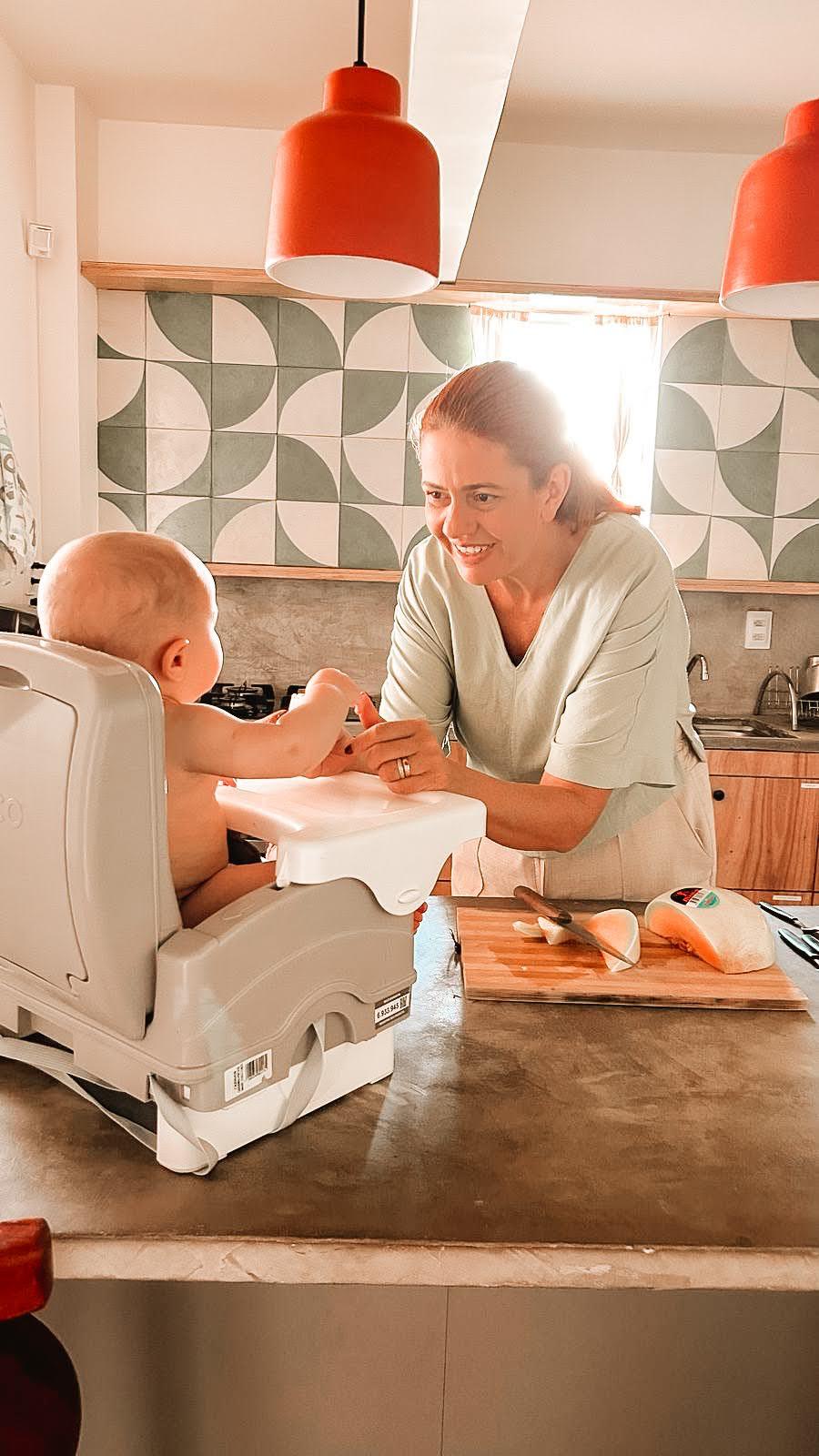 Dra. Karla conversando com um bebê durante uma atividade de alimentação